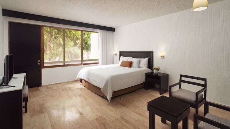Relájate en amplias y cómodas habitaciones y suites, y reserva la que mejor se adapte a tus necesidades.