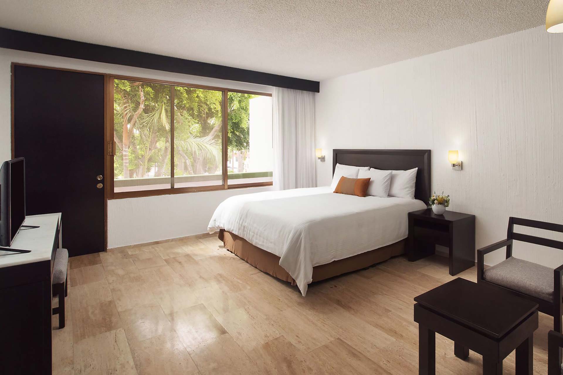 Single bed guest room with window
